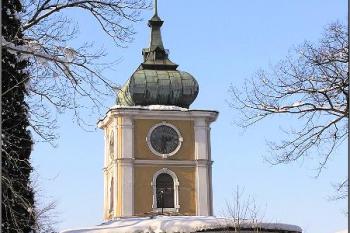 pohled od západu na část tzv. předzámčí s nárožním rondelem a vysokou vstupní věží ( © Jan P. Štěpánek 01/2006)