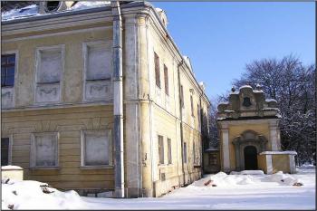 jihozápadní nároží zámku s přistavěnou kaplí v pozadí ( © Jan P. Štěpánek 01/2006)