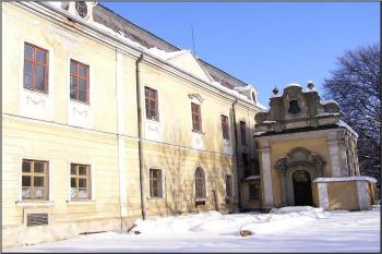 jižní průčelí zámku s přistavěnou kaplí ( © Jan P. Štěpánek 01/2006)