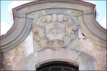 mariánský monogram nad průčelím zámecké kaple ( © Jan P. Štěpánek 01/2006)