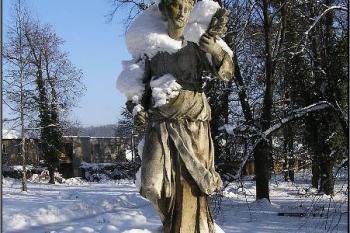 jedna z mála dochovaných plastik před zámkem ( © Jan P. Štěpánek 01/2006)