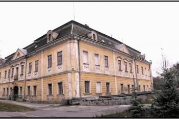 panorama areálu zámku spolu s hlavní zámeckou budovou ( © Jan P. Štěpánek 01/2005)