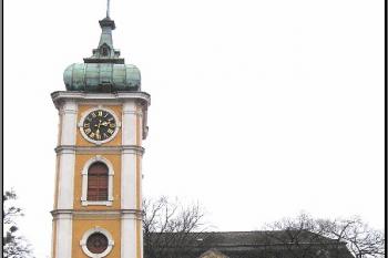 vstupní část zámku s průjezdní vstupní věží ( © Jan P. Štěpánek 01/2005)