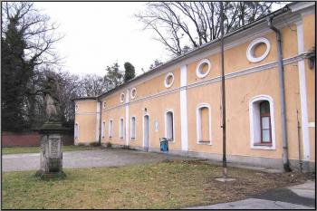 východní část předzámčí s nárožním rondelem ( © Jan P. Štěpánek 01/2005)
