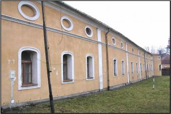 západní část předzámčí s nárožním rondelem ( © Jan P. Štěpánek 01/2005)