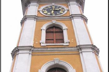 podhled na hlavní vstupní věž zámku ( © Jan P. Štěpánek 01/2005)