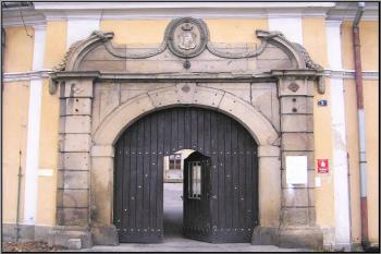 vstupní portál předzámčím do areálu zámku ( © Jan P. Štěpánek 01/2005)