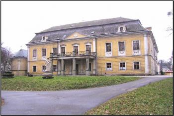 celkový pohled od severovýchodu na zámek ( © Jan P. Štěpánek 01/2005)