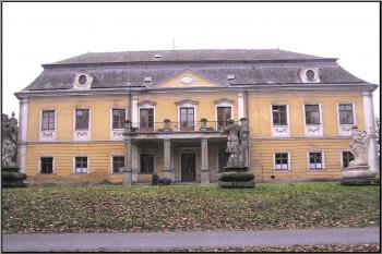 zahradní průčelí hlavní zámecké budovy ( © Jan P. Štěpánek 01/2005)