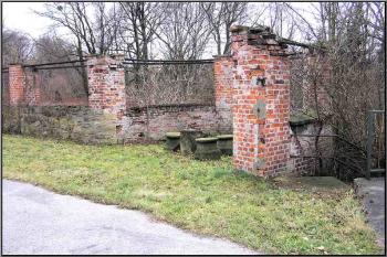 torzo jedné z nárožních bašt (rondelů) ( © Jan P. Štěpánek 01/2005)