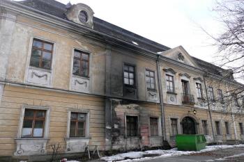ostravskou fakultní nemocnicí opuštěný a nezajištěný zámek postupně podléhá řádění vandalů ( © Jan P. Štěpánek 03/2010)