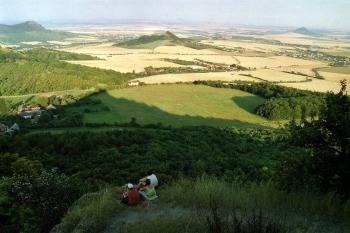 Výhled na jihovýchod se stínem hradního kopce (© Jiří Cukr, 08/2004)