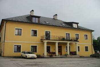 hlavní zámecké průčelí již s balkónem (© D Dohňanský, 07/2012)