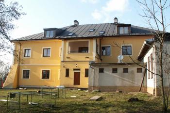 zadní část zámku ( © Miroslav BITTER 04/2006)