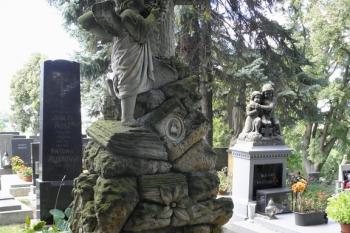 Náhrobek na hřbitově (© doxa , 09/2011)