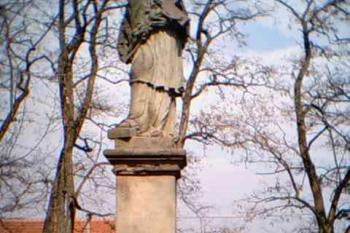 socha Jana Nepomuckého u kostela ve Skramníkách ( © Iva Synková 03/2004)