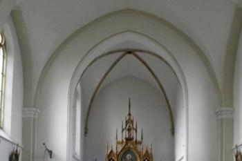 Pohled do presbytáře (©  doxa, 12/2013)