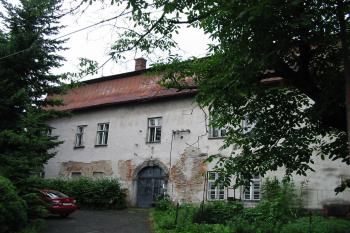 žalostné hlavní zámecké průčelí (© D Dohňanský, 07/2010)