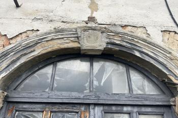 Portál zámku v Životicích (© Jan Becher 04/2026)