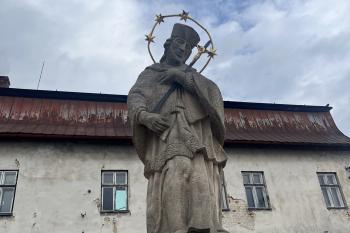 Sv. Jan Nepomucký před Životickým zámkem (© Jan Becher 04/2026)