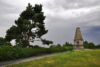 Mohyla postavena k památce slavné bitvy u Lipan ( © Radovan Smokoň 07/2010)