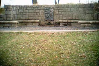 Pomník (© Iva Synková 03/2004)