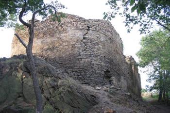 Plášťová zeď hradu ( © Jiří Čížek 08/2004)