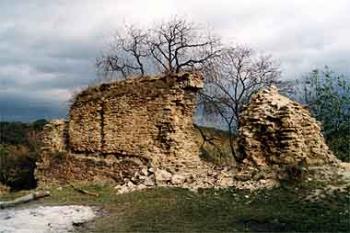 Střední severovýchodní zeď nad sklepem (©1997 Jiří Čížek)