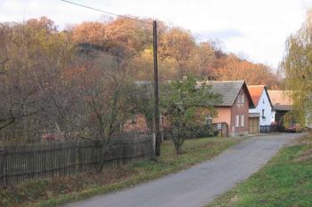 kopec na kterém je hrad (© 2003 Jiří Čížek)