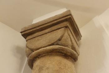 Detail krychlové hlavice sloupku (© Johannes Cladis, 05/2018)