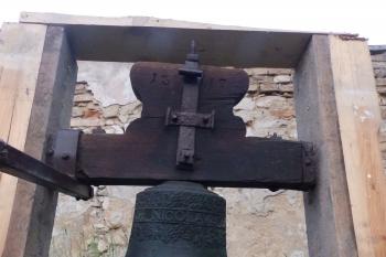 Zvon umíráček před kostelem (© Johannes Cladis, 05/2018)