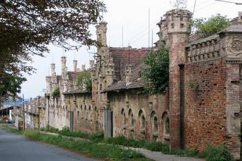 obytné domy s jednotící novogotickou úpravou průčelí ( © Pavel Zany Komárek 11/9/2004)