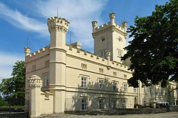 Zámek od silnice (© Rodochrozit        , 07/2010)