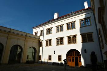 nádvoří zámku se severním vstupním křídlem ( © Jan P. Štěpánek 08/2012)