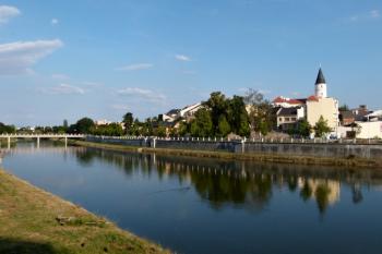 panorama města se zámkem přes Bečvu ( © Jan P. Štěpánek 08/2012)