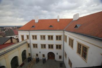 Na nádvoří jsou vyznačeny okrajové hradby dřívějšího hradu, který stál kousek od místa toho pozdějšího . (© Luděk Vláčil, 01/2015)
