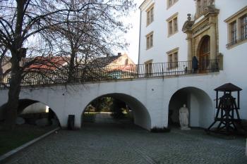 vstupní most přes původní příkop (© D Dohňanský, 04/2016)
