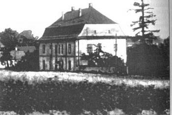 zámek před zbořením ( © Muzeum Těšínska, publikováno v Miroslav Plaček, František Musil: Zaniklé hrady, zámky a tvrze Moravy a Slezska, Libri 2003)