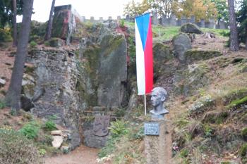 Torzo pomníku TGM u jeskyně  (© Ivo Rozehnal  10/2025)