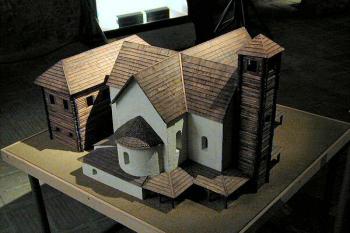 bazilika a palác před rokem 995 ( © výstava 10. století architektury 2001)