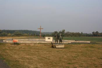 Základy hlavního kostela a pomník Slavníkovců Vojtěcha a Radslava ( © Ivan Grisa 09/2009)