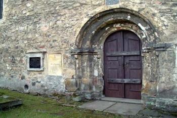 Kostel sv. Jakuba - románský ústupkový portál (© Václav Hodek 04/2004)