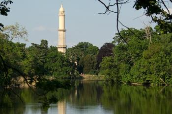 pohled  na minaret přes rybník (© Zdenka Jandásková,05/2008)