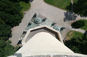 pohled z nejvyššího ochozu minaretu k jeho základně ( © Jan P. Štěpánek 07/2010)
