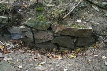 Zbytky brány (© Roman Řezáč 08/2002)