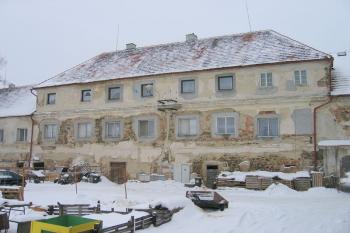Hlavní budova zámku ( © Pavel Vítek 01/2006)
