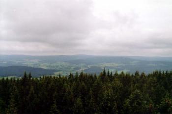 Výhled z věže na pásmo Šumavy. (© Jiří Cukr 07/2004)