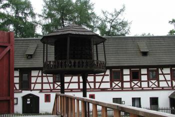 Holubník - nově zrekonstruovaný, před budovou "čeledník" (Městské muzeum 10/2011)