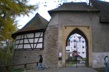 vstupní brána do objektu hradu - pohled z parkoviště (© Fenzlová Věra, zaměst. Městského muzea Františkovy Lázně 08/2013)