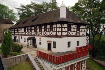 Hrázděná budova ( © Petr Vaculčík 05/2009)